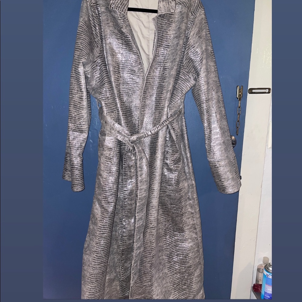 Fashionable “Good American” Silver Snake Print Trench Coat